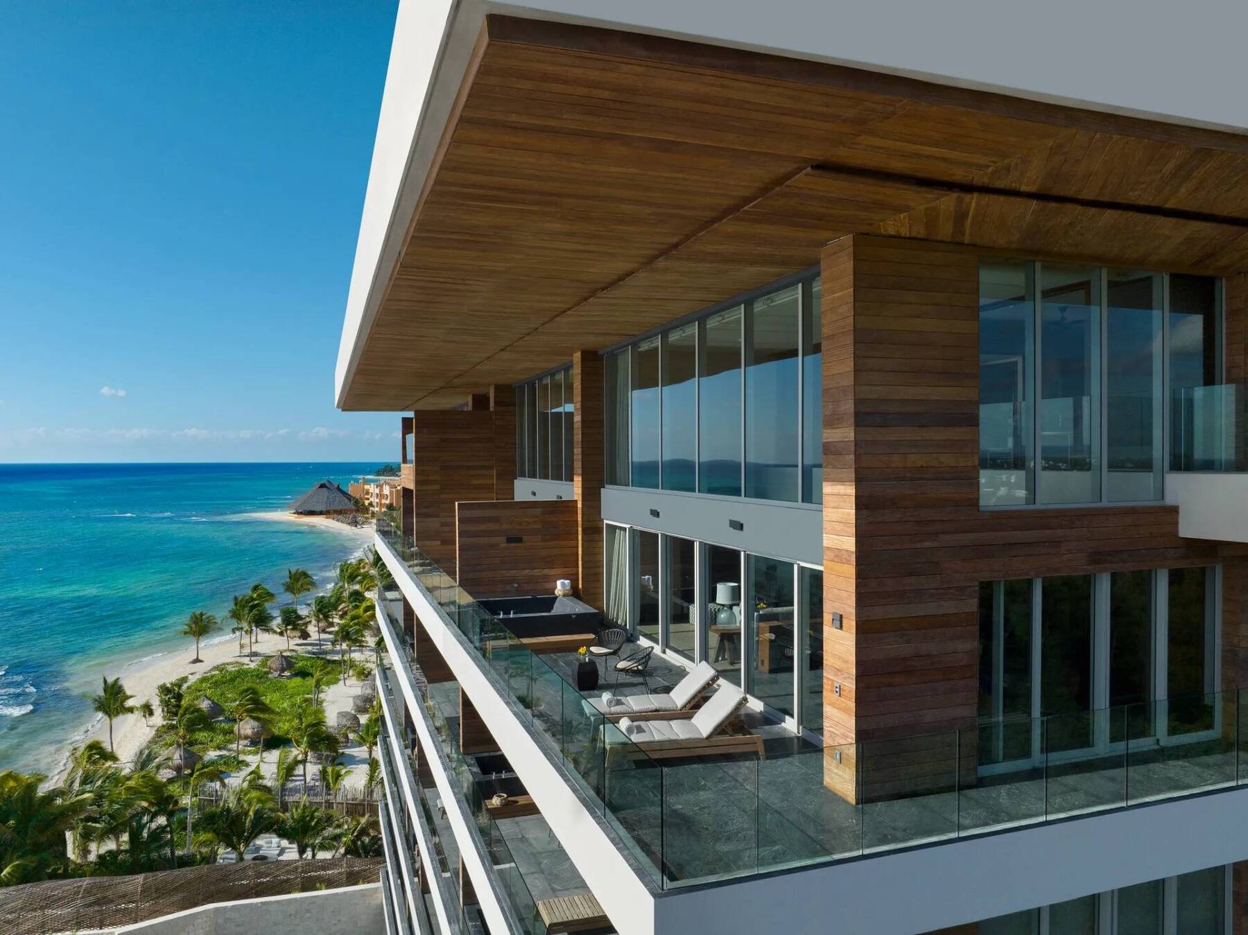 TWO STOREY PENTHOUSE SUITE OCEANFRONT