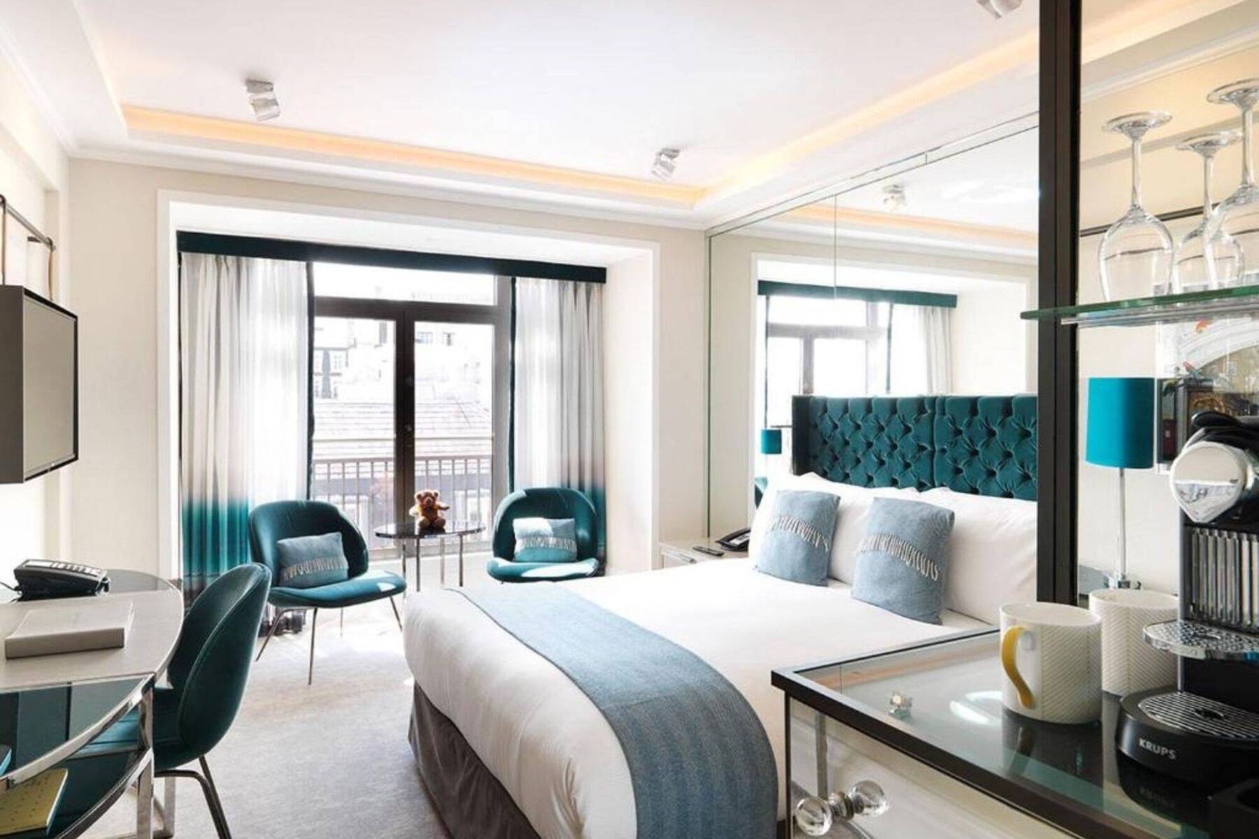 DELUXE ROOM