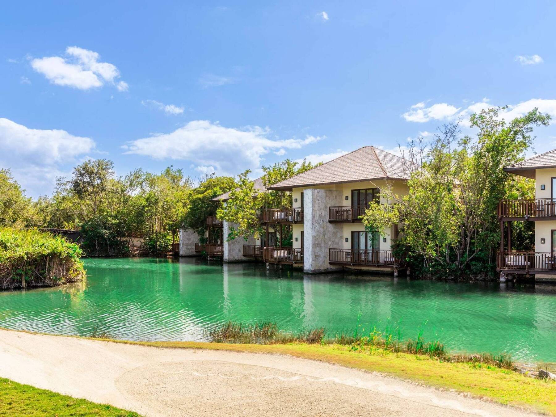 SIGNATURE CASITA SUITE TWO QUEEN