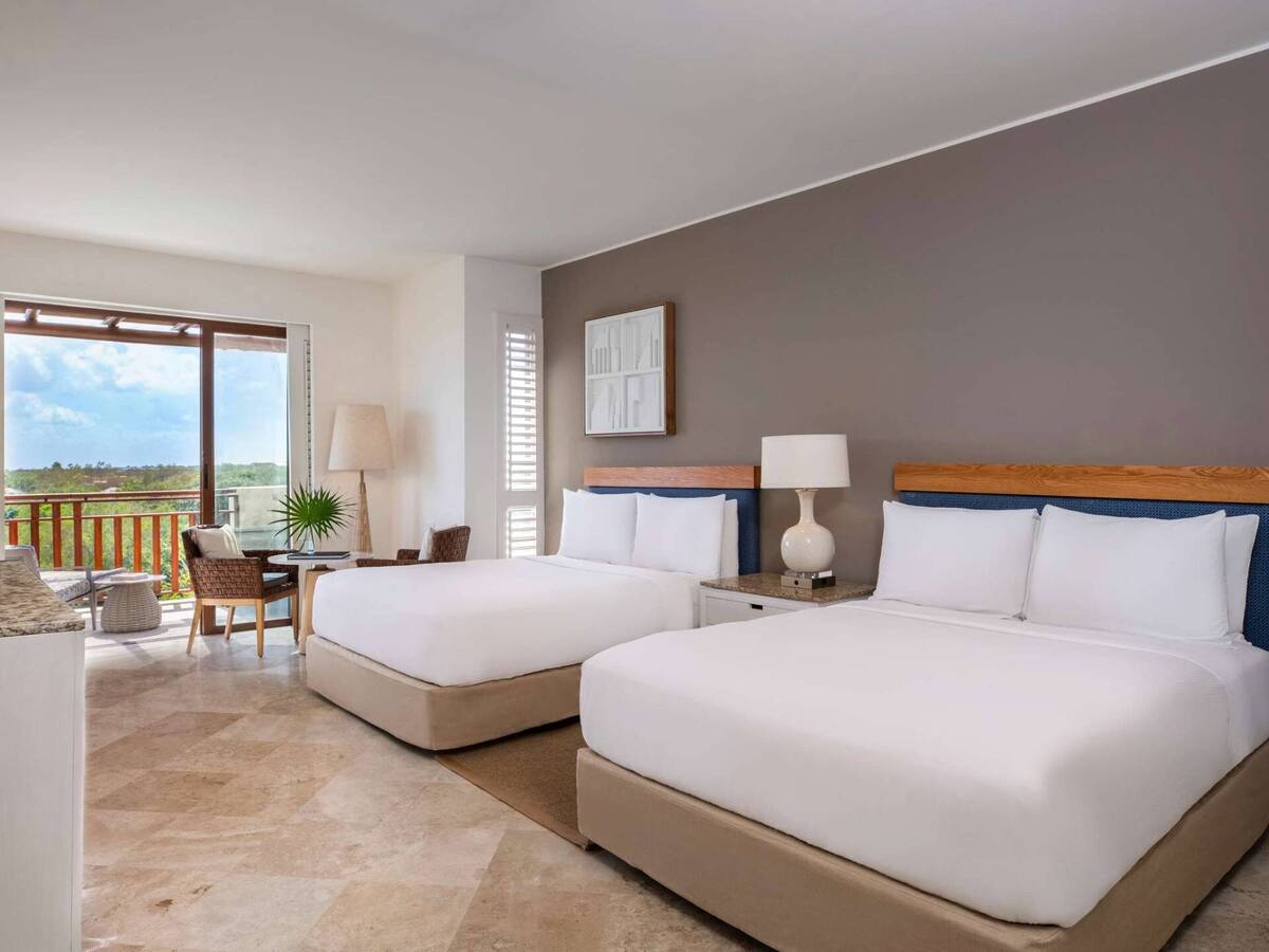 FAMILY LAGOON CONNECTING ROOMS KING PLUS TWO QUEEN CONNECTING 