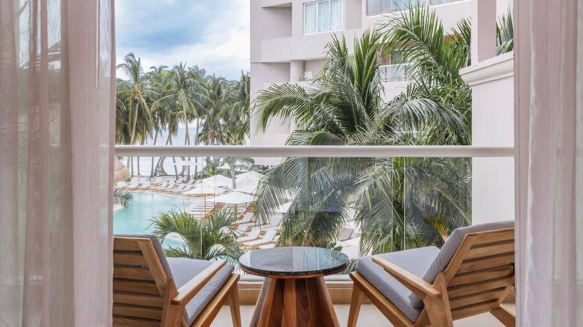DELUXE KING OCEAN VIEW BALCONY 