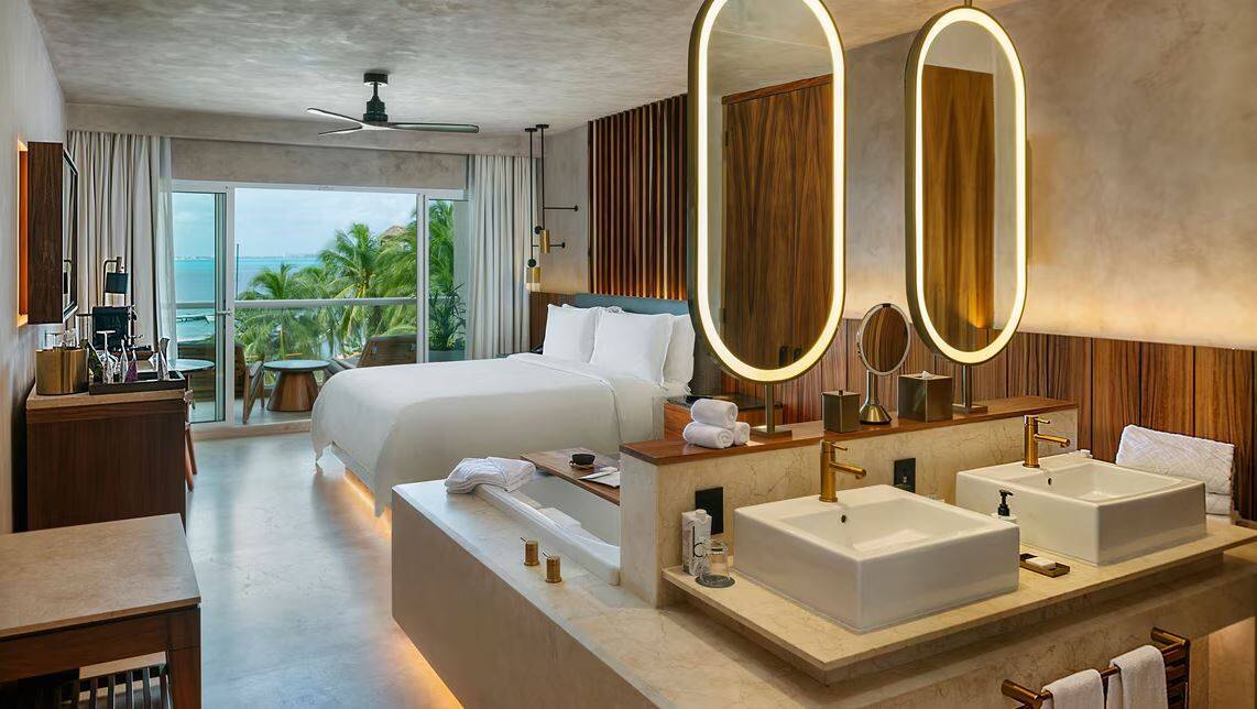 DELUXE KING OCEAN VIEW BALCONY 