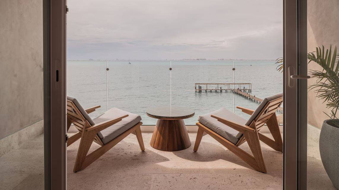 DELUXE OCEANFRONT BALCONY