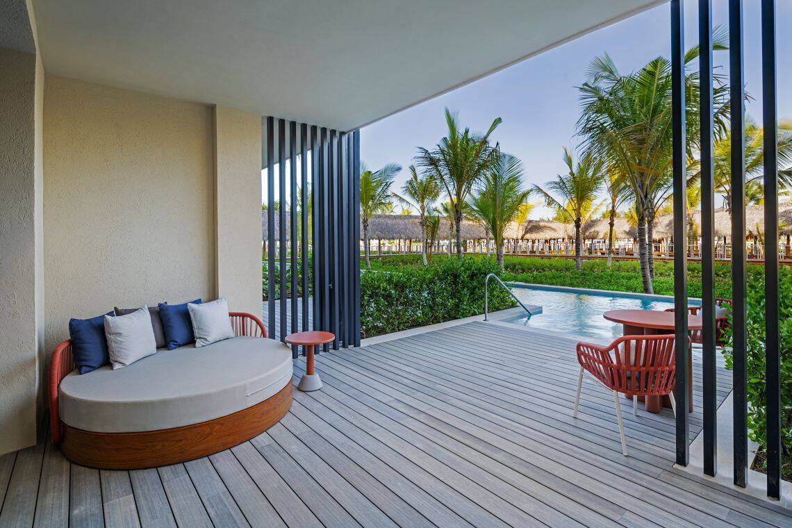 DELUXE ONE KING, SWIM-UP ROOM
