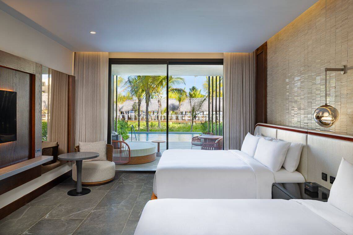 DELUXE TWO KING, SWIM-UP ROOM