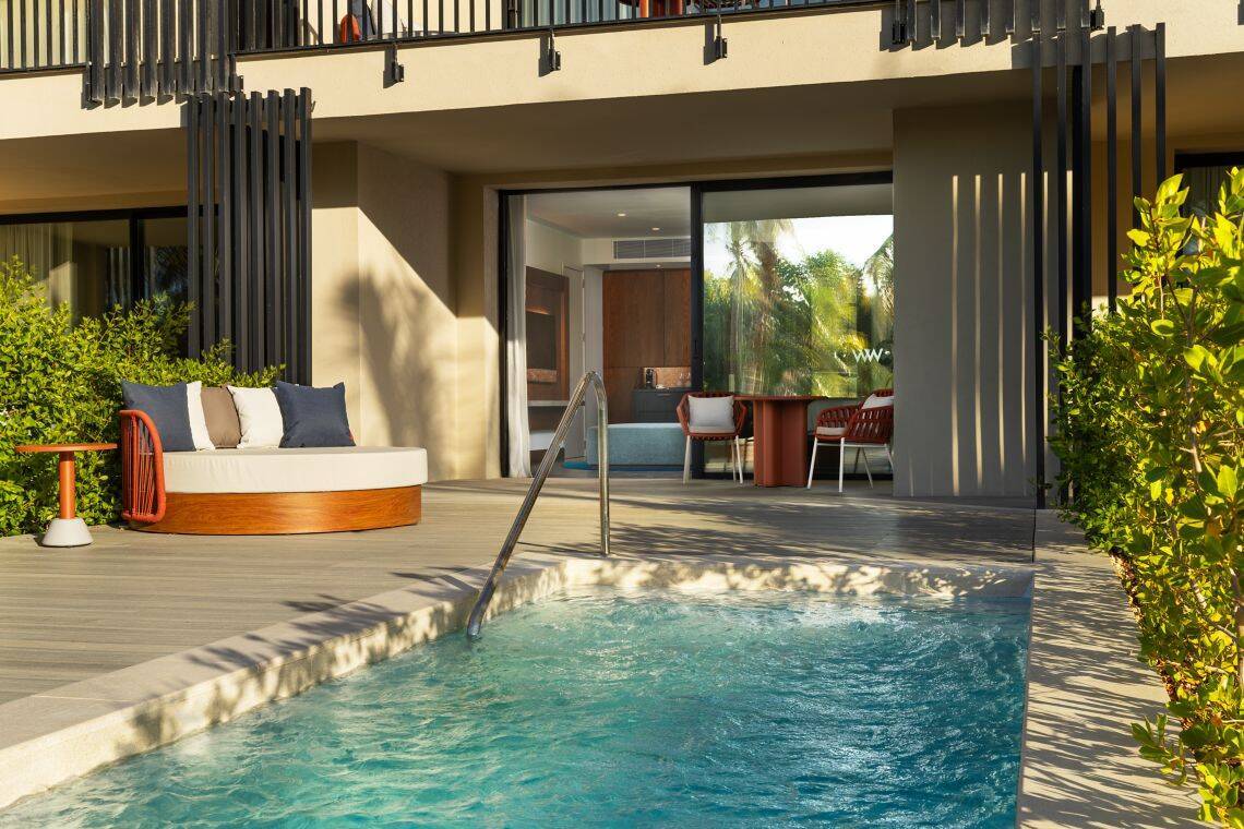 PREMIER DELUXE ONE KING, PRIVATE POOL ROOM