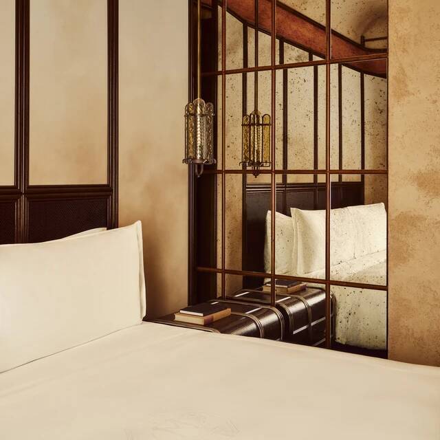 SUITE WITH MINERVA SQUARE VIEWS