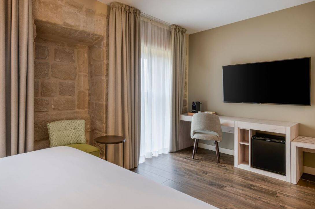 DELUXE KING RIVER VIEW ROOM