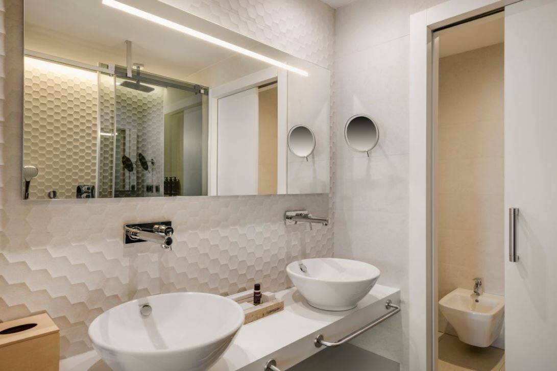 DELUXE TWIN RIVER VIEW ROOM