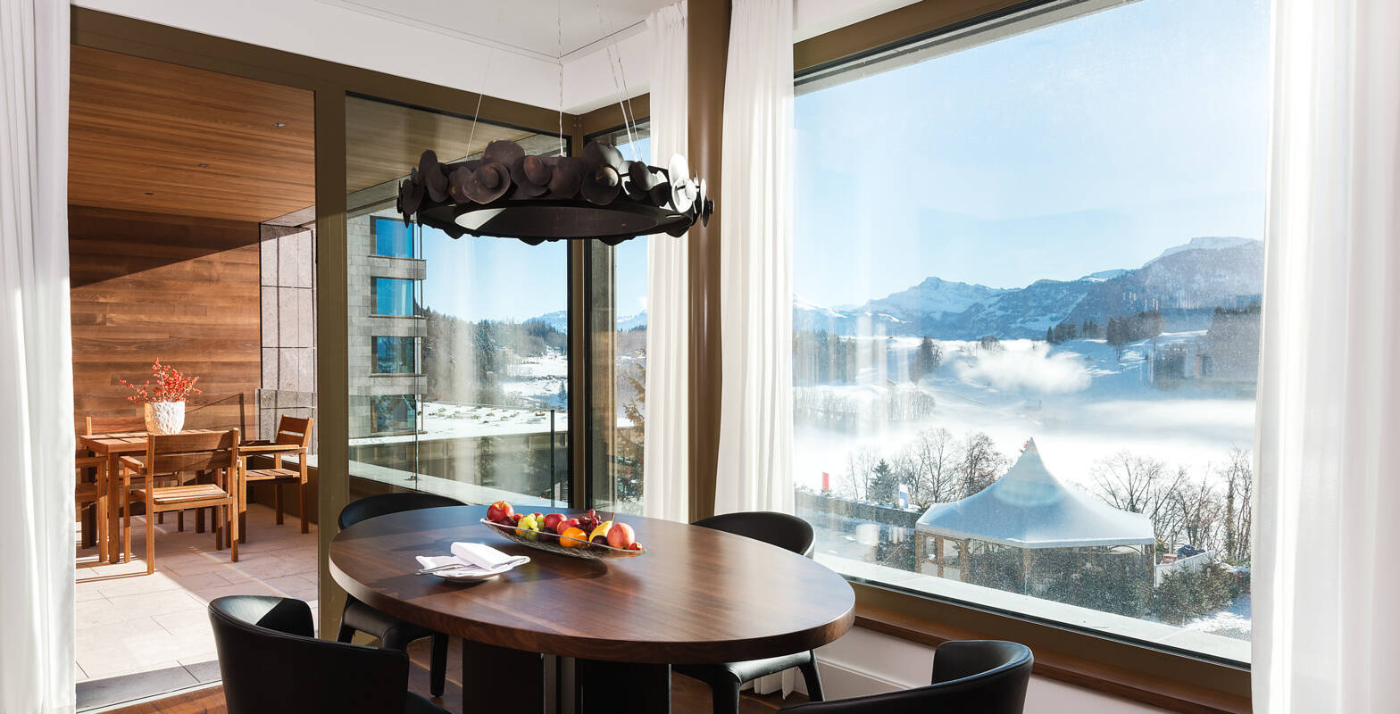 Contemporary Lake View Panorama Suite