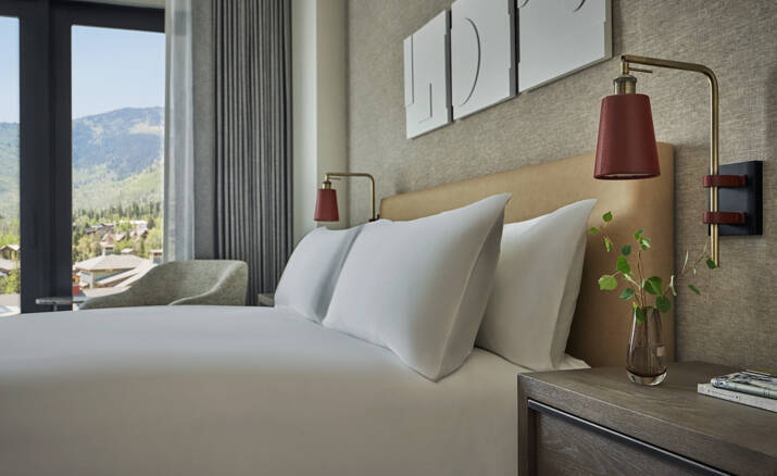 PEAK VIEW KING ROOM