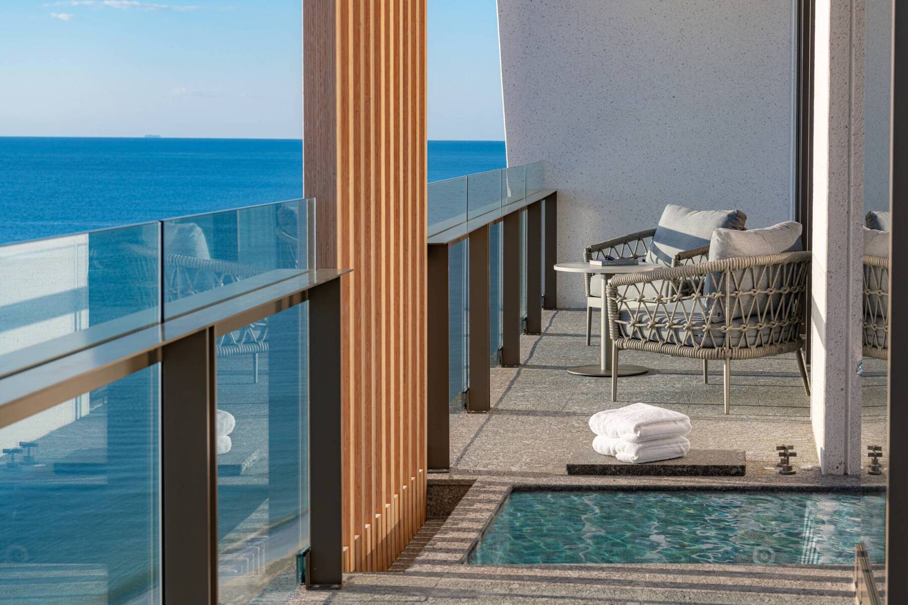 DELUXE OCEAN FRONT KING GUESTROOM