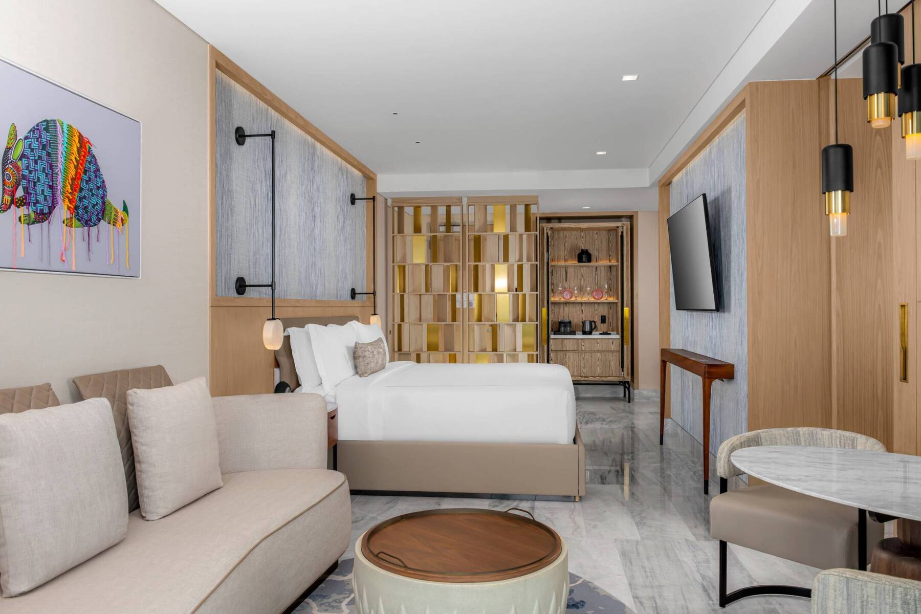 DELUXE OCEAN FRONT KING GUESTROOM