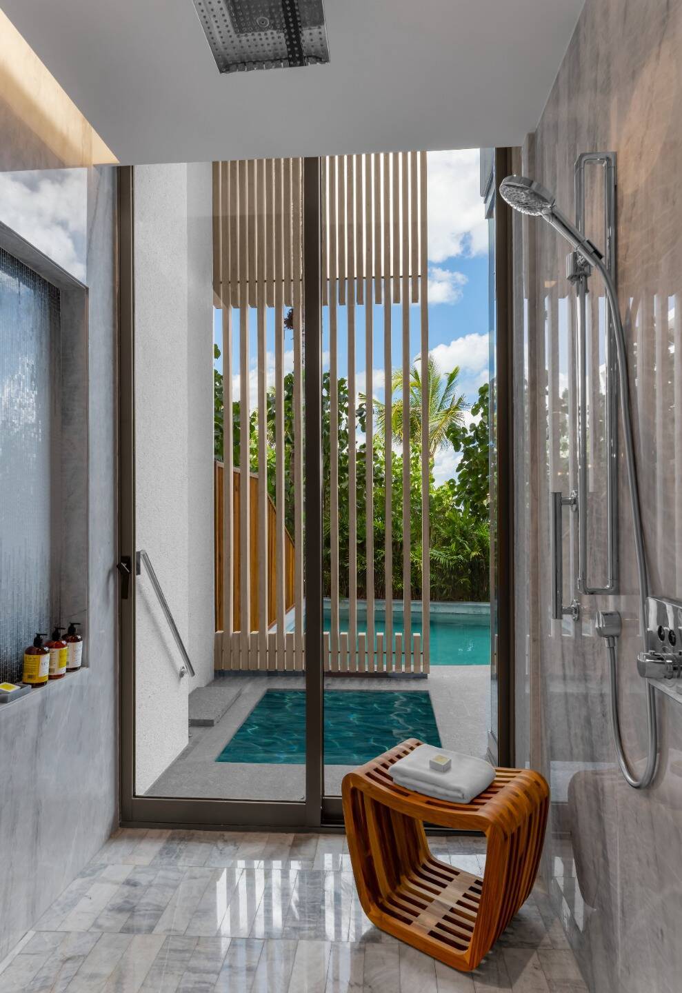 SWIM UP POOL KING GUESTROOM