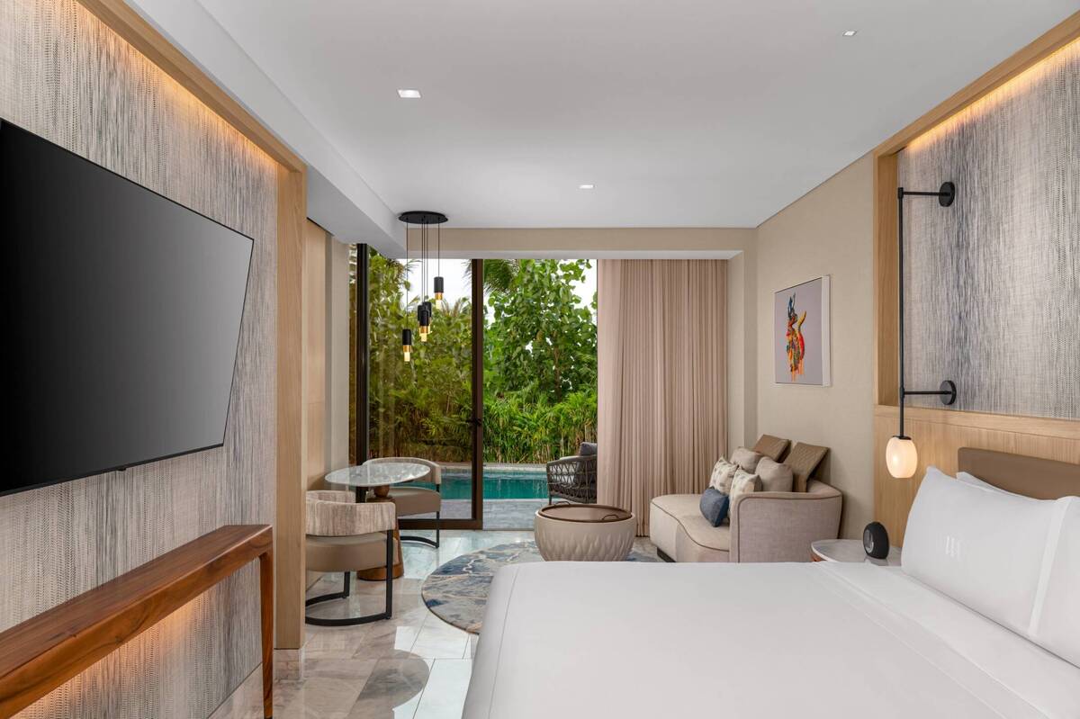 SWIM UP POOL KING GUESTROOM