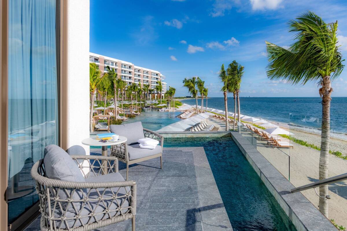 OCEAN FRONT SWIM UP MASTER CORNER SUITE