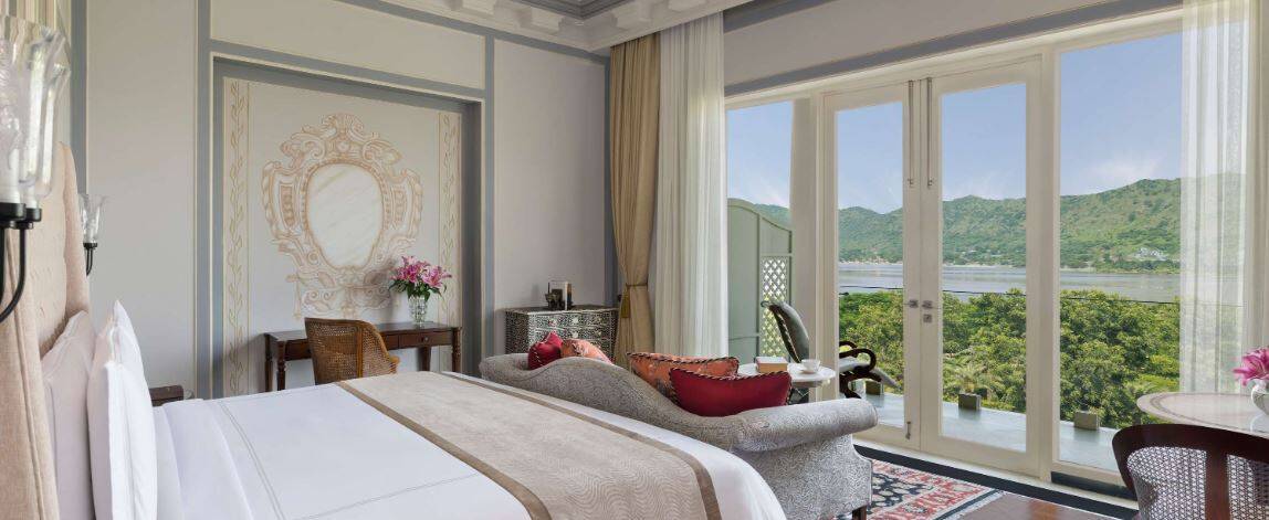 FLAMINGO SIGNATURE ROOM WITH BALCONY KING