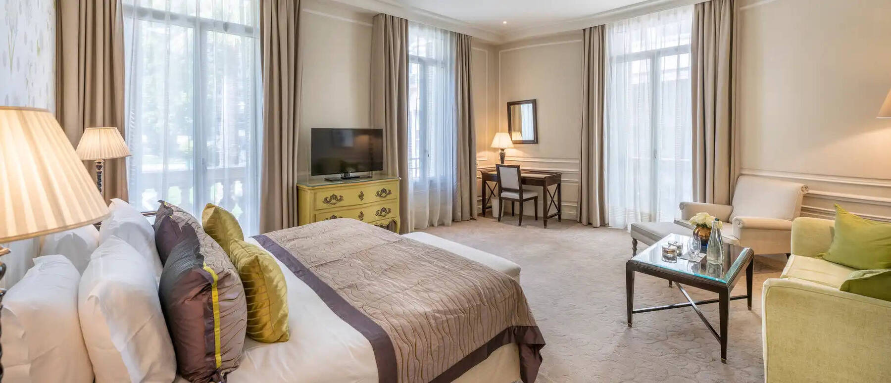 Junior Suite City or Courtyard View