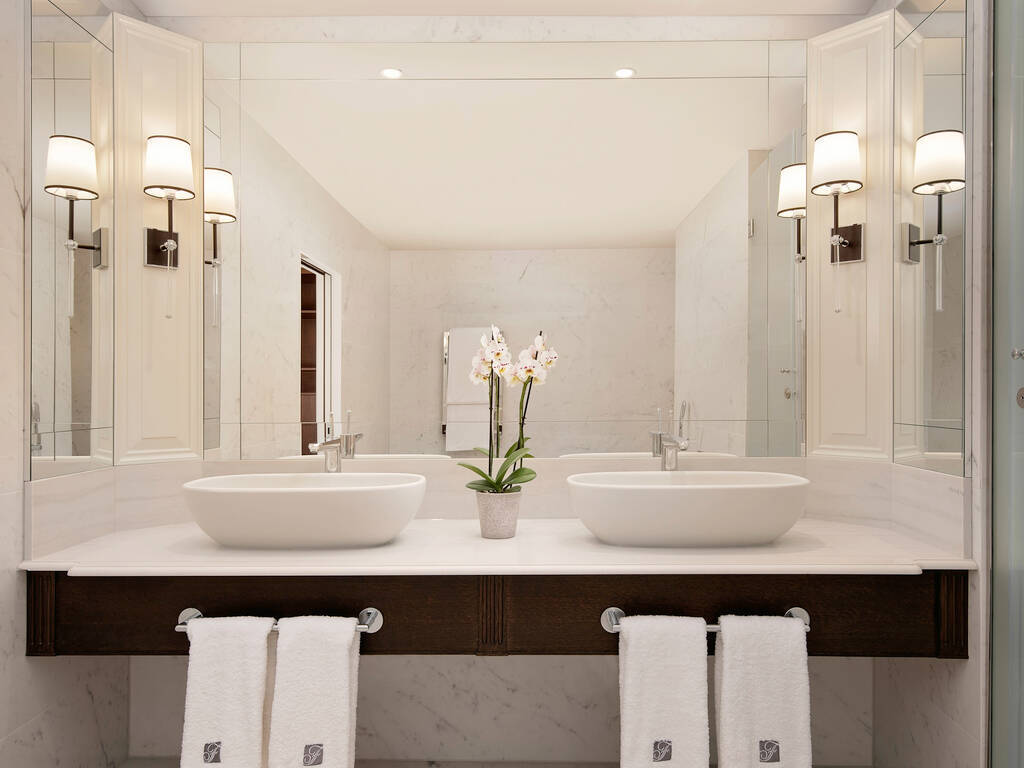 FAIRMONT ONE BEDROOM KING SUITE