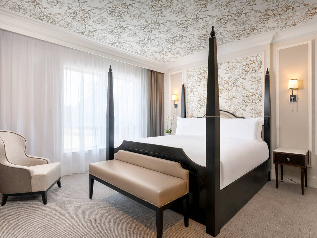 FAIRMONT ONE BEDROOM KING SUITE