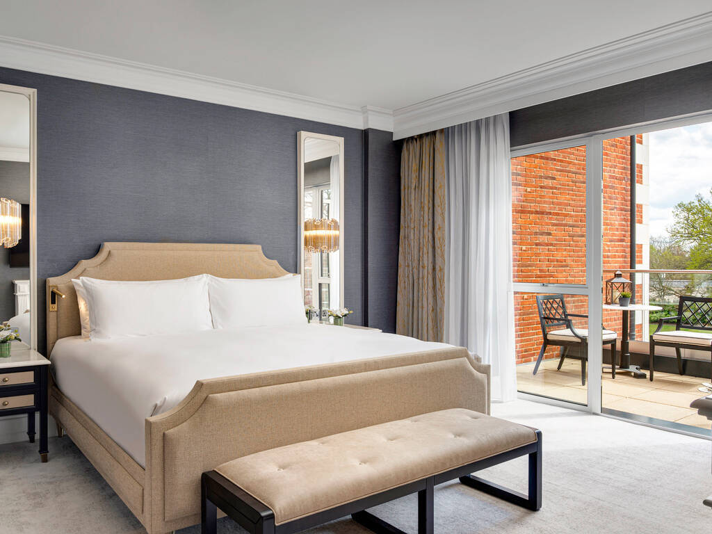 FAIRMONT ONE BEDROOM BALCONY SUITE