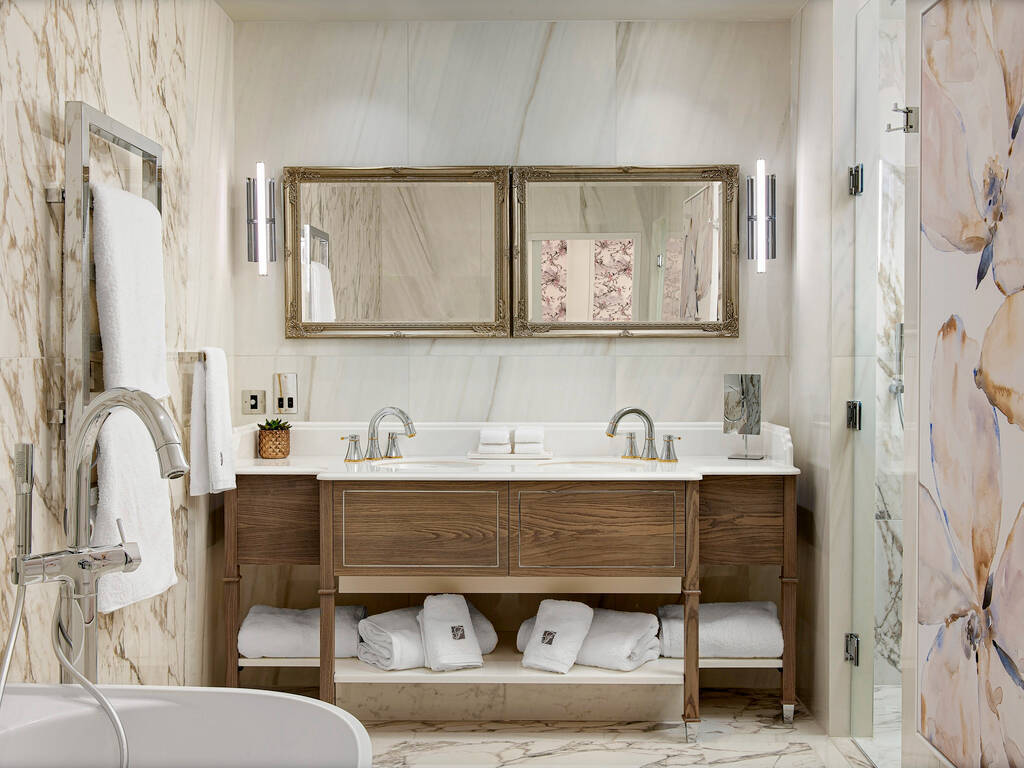 LUXURY TWO BEDROOM CORNER SUITE