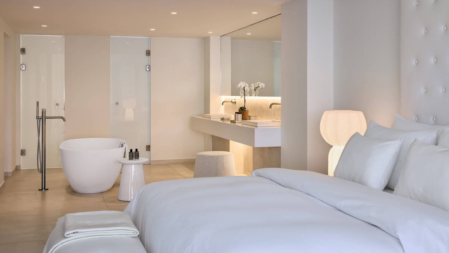 AMIRANDES WHITE SUITE