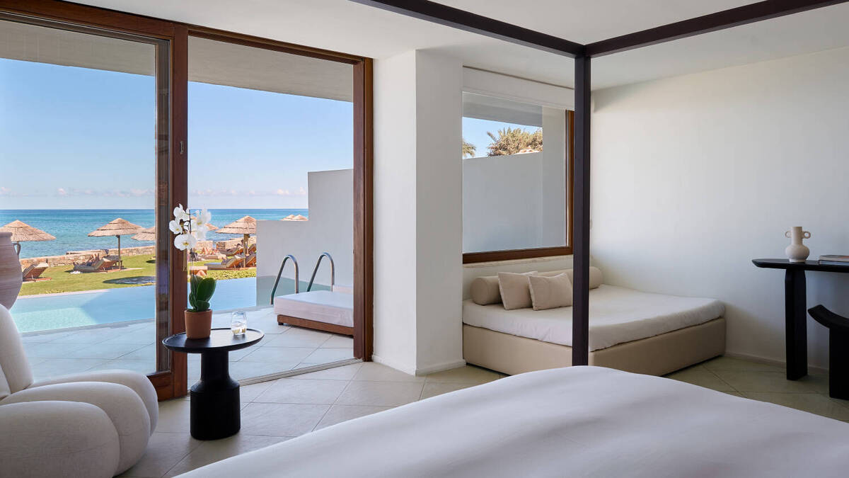 JUNIOR BUNGALOW SUITE WATERFRONT PRIVATE POOL
