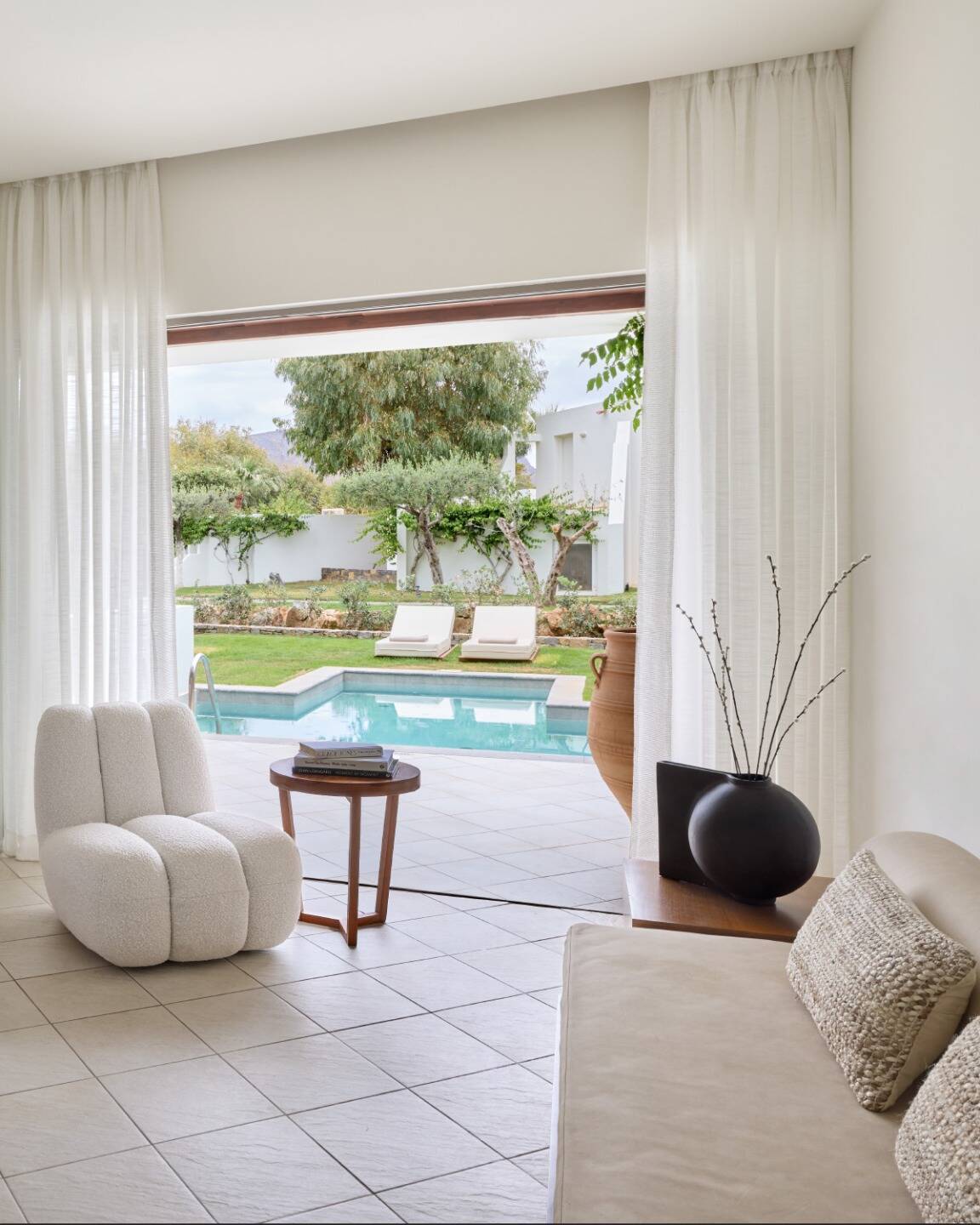 SWIM UP SUPERIOR WITH PRIVATE GARDEN