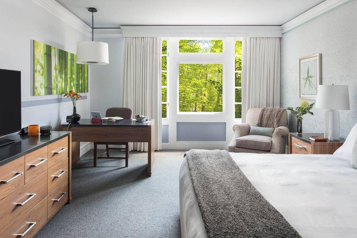 DELUXE KING ROOM
