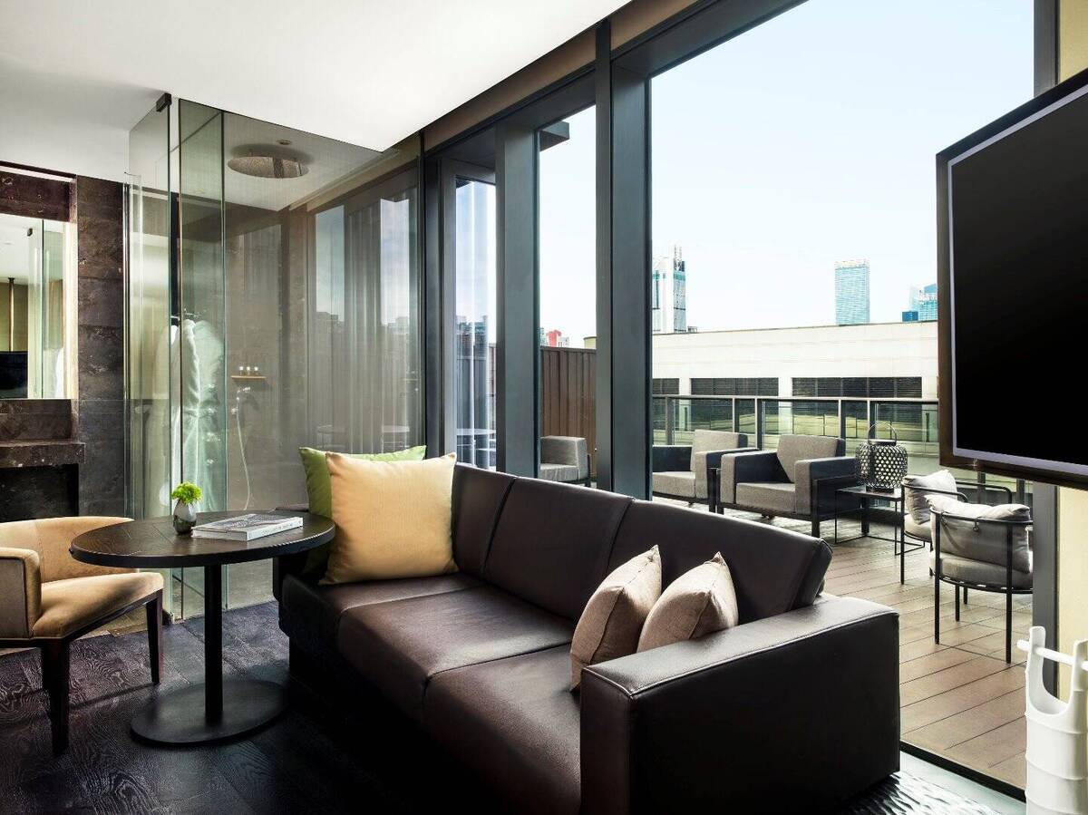 STUDIO 60 WITH TERRACE