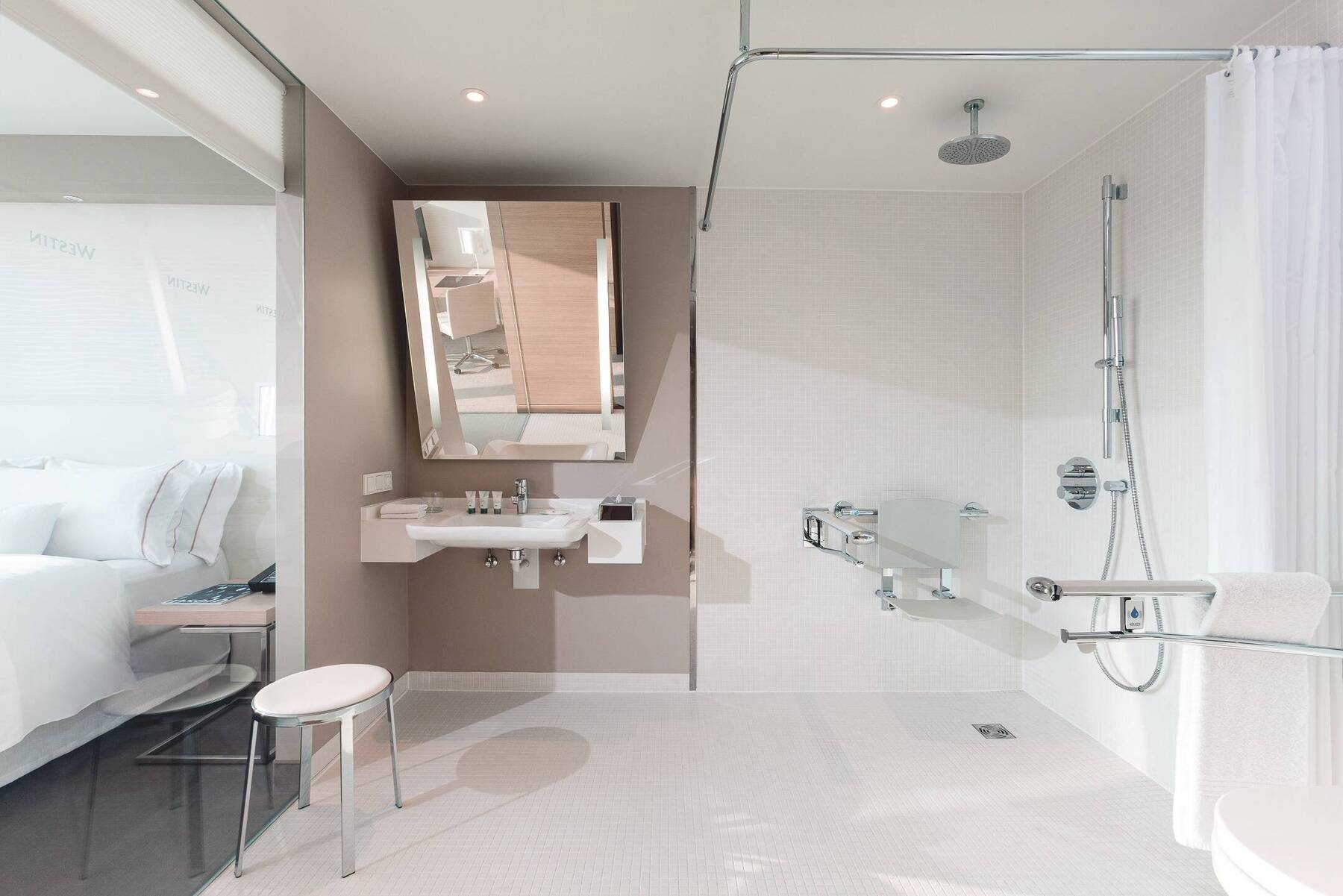 DELUXE KING, CITY AND PARTIAL WATER VIEW ROOM
