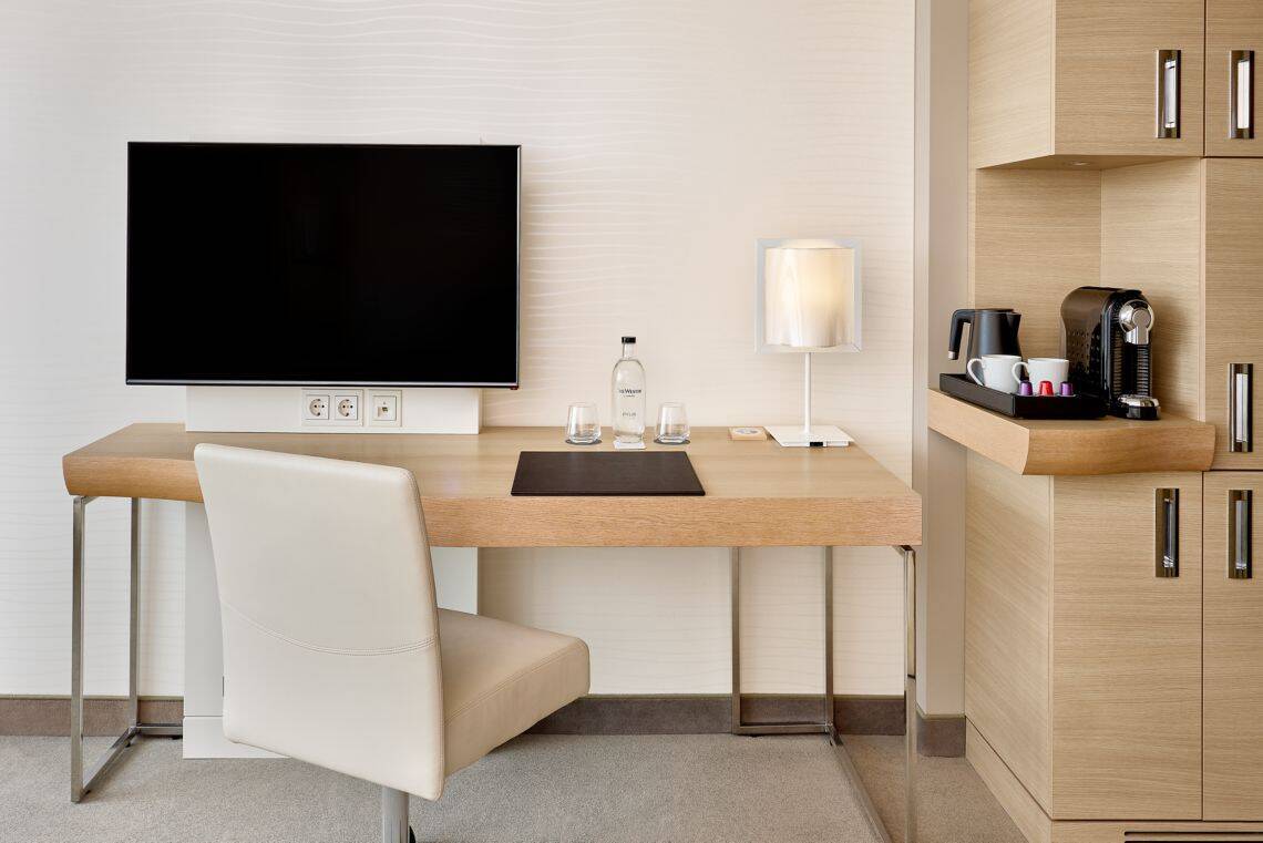 DELUXE KING, CITY AND PARTIAL WATER VIEW ROOM