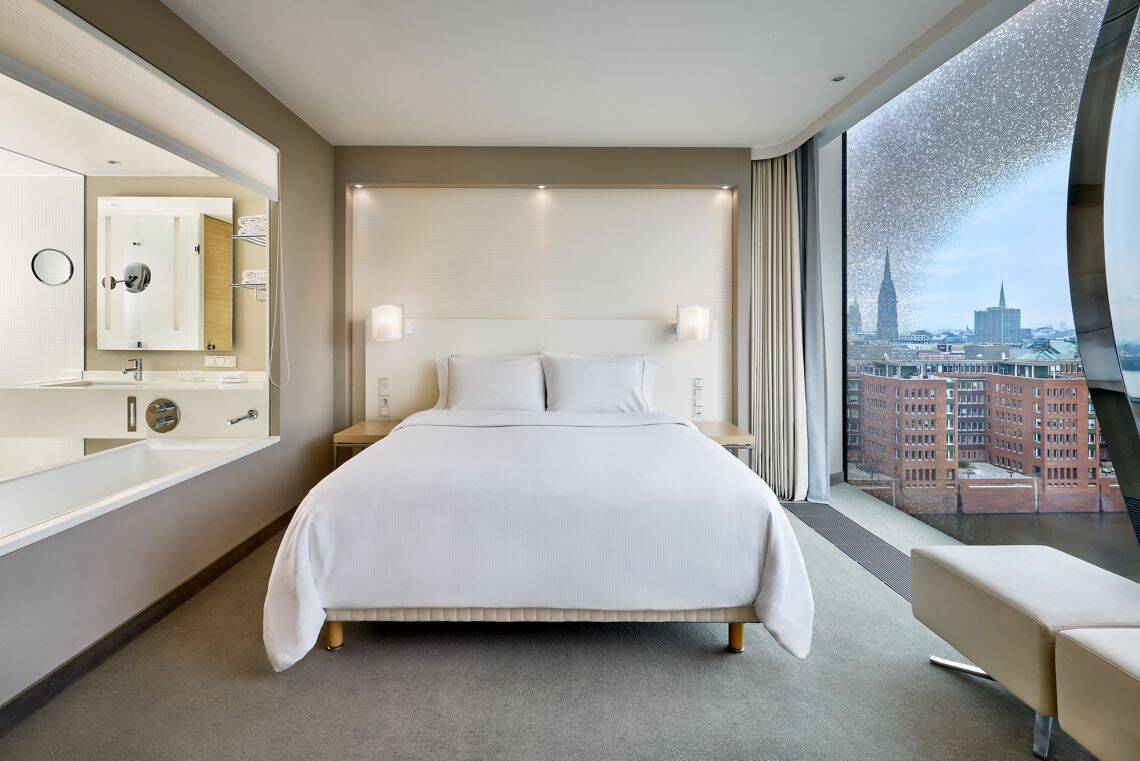 DELUXE KING, CITY AND PARTIAL WATER VIEW ROOM