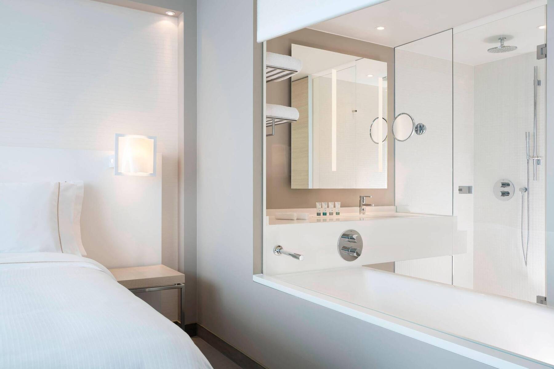 PREMIUM KING, CITY AND PARTIAL WATER VIEW ROOM