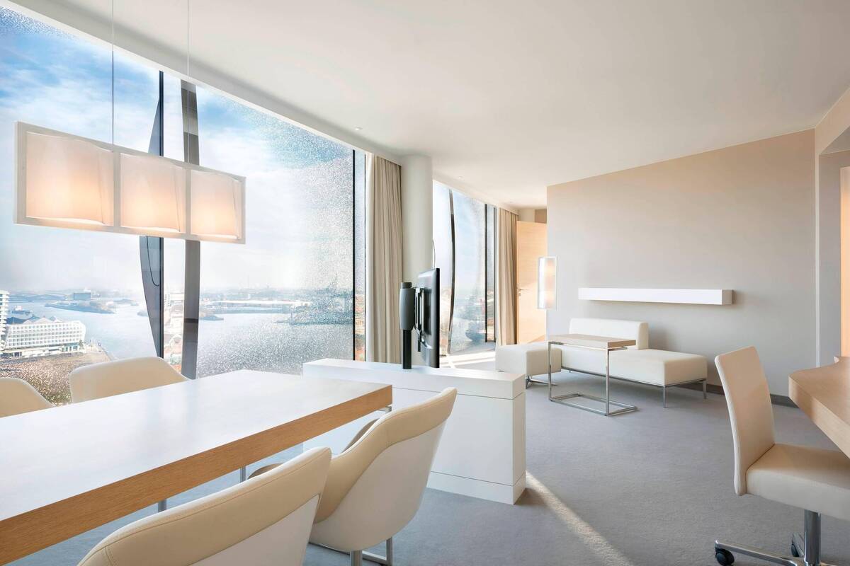 HORIZON KING, CITY AND WATER VIEW CORNER SUITE