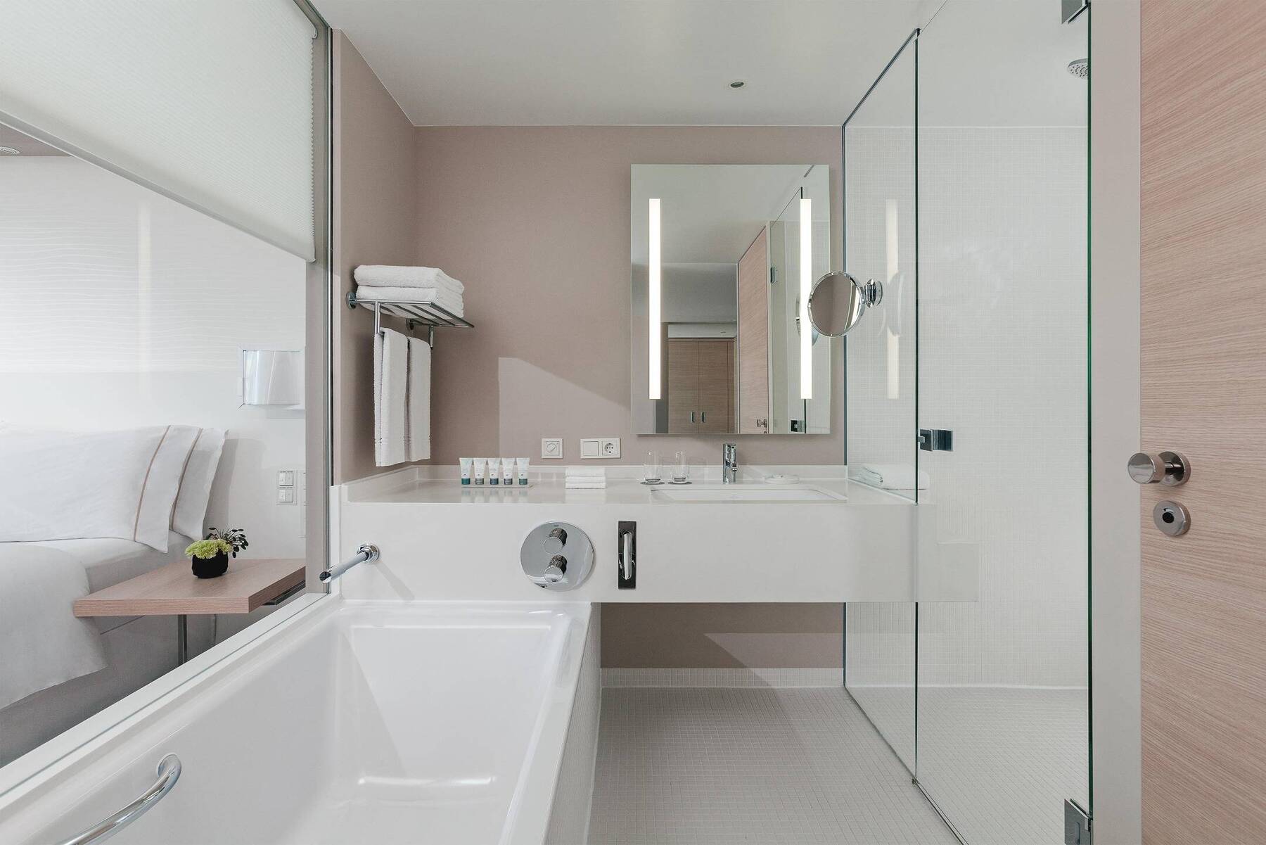 MAISONETTE BI-LEVEL, CITY AND WATER VIEW SUITE