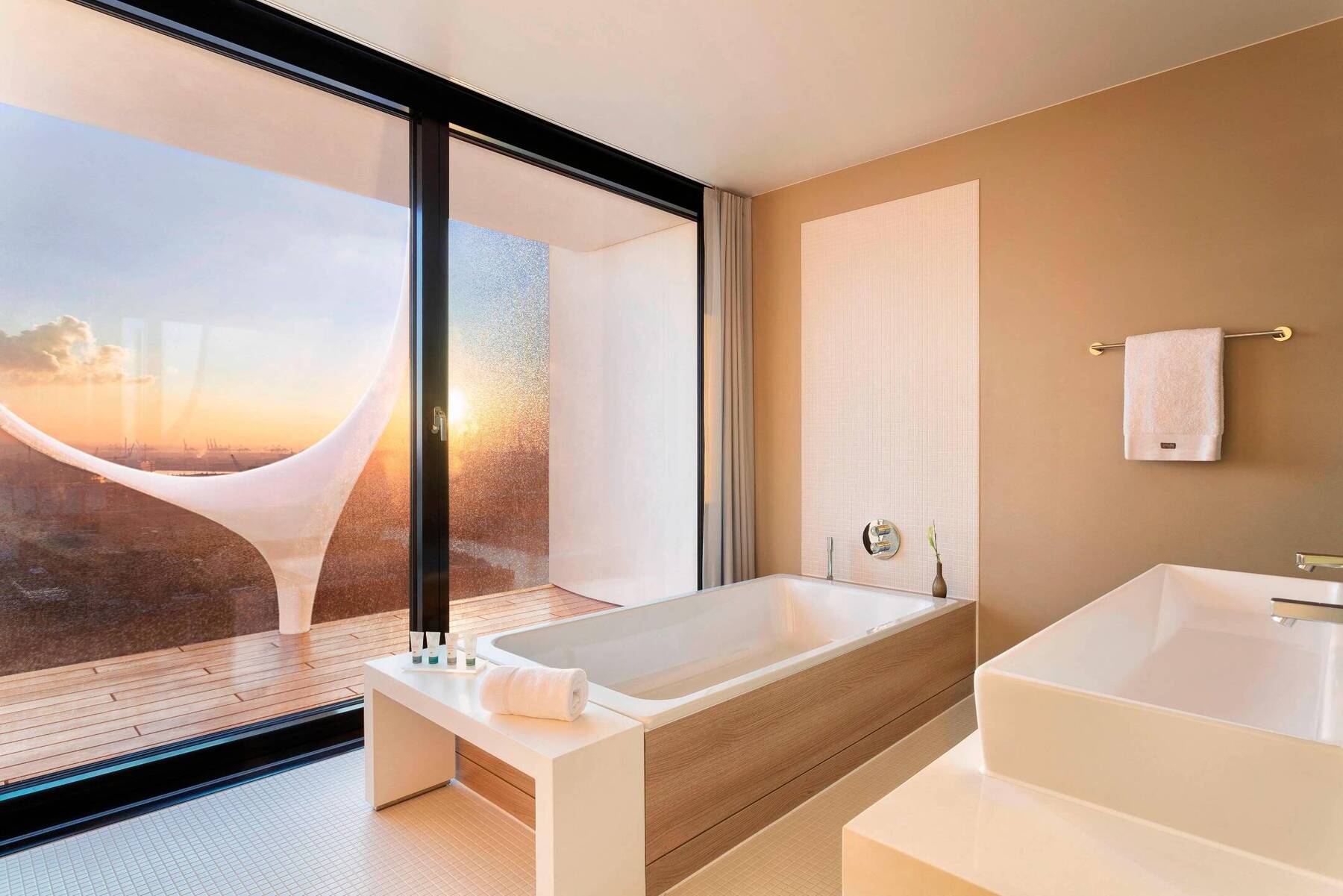 PRESIDENTIAL, CITY AND WATER VIEW SUITE