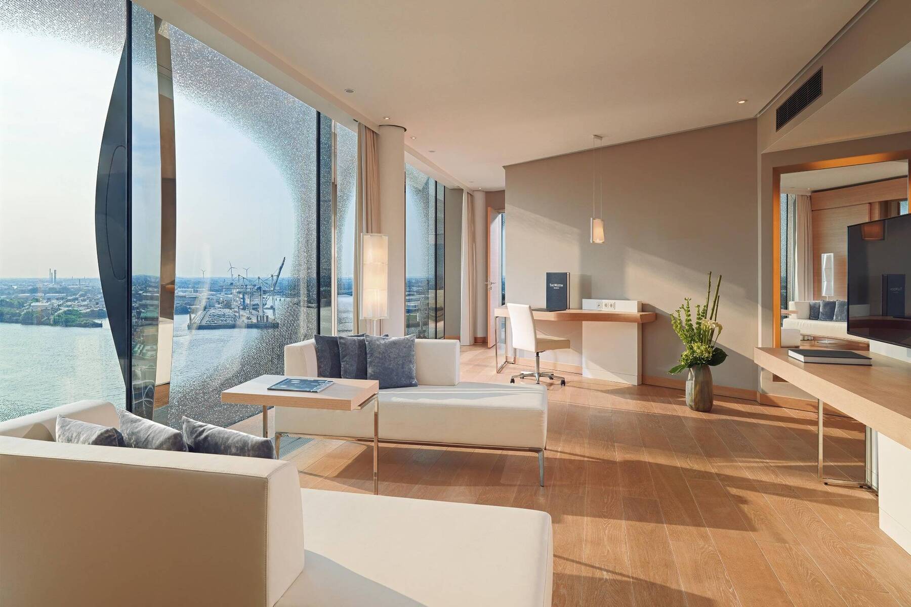 PRESIDENTIAL, CITY AND WATER VIEW SUITE