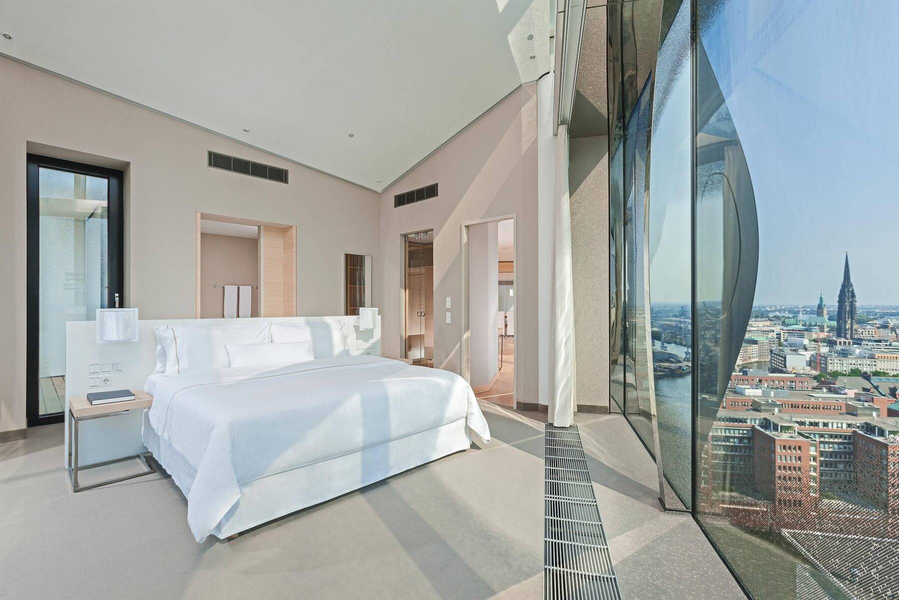 PRESIDENTIAL, CITY AND WATER VIEW SUITE