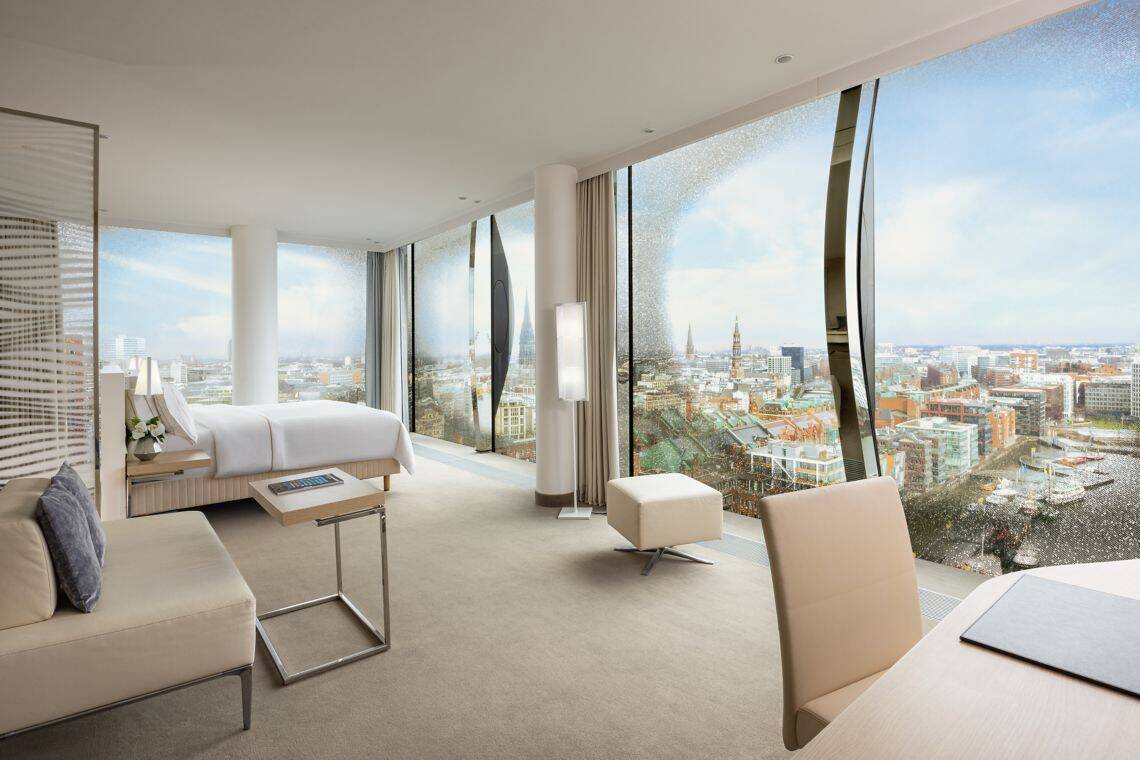 JUNIOR HORIZON, CITY AND WATER VIEW CORNER SUITE
