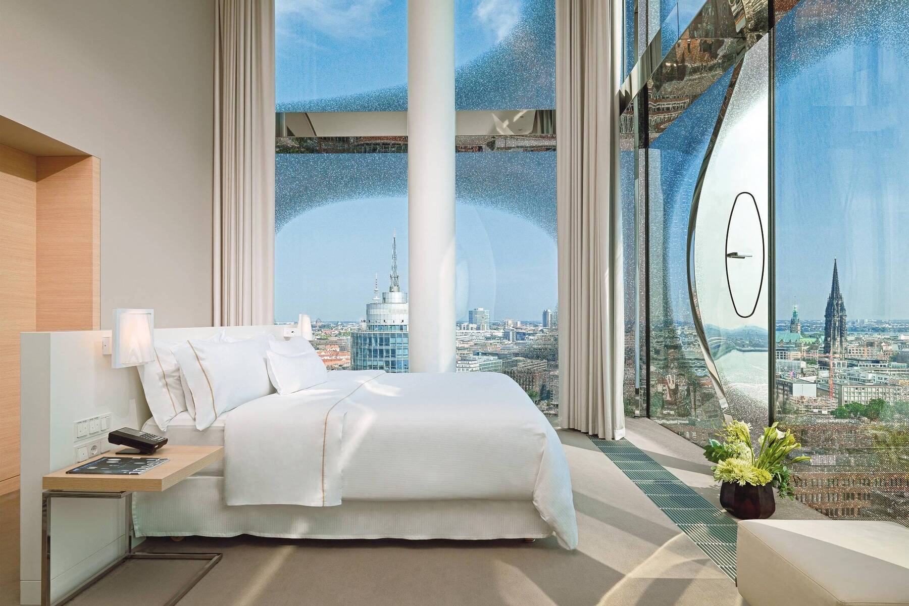 PANORAMA, CITY AND WATER VIEW SUITE