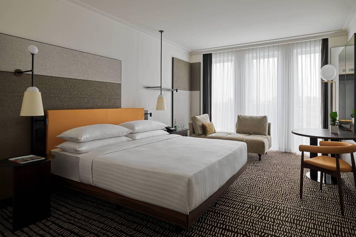 DELUXE KING ROOM
