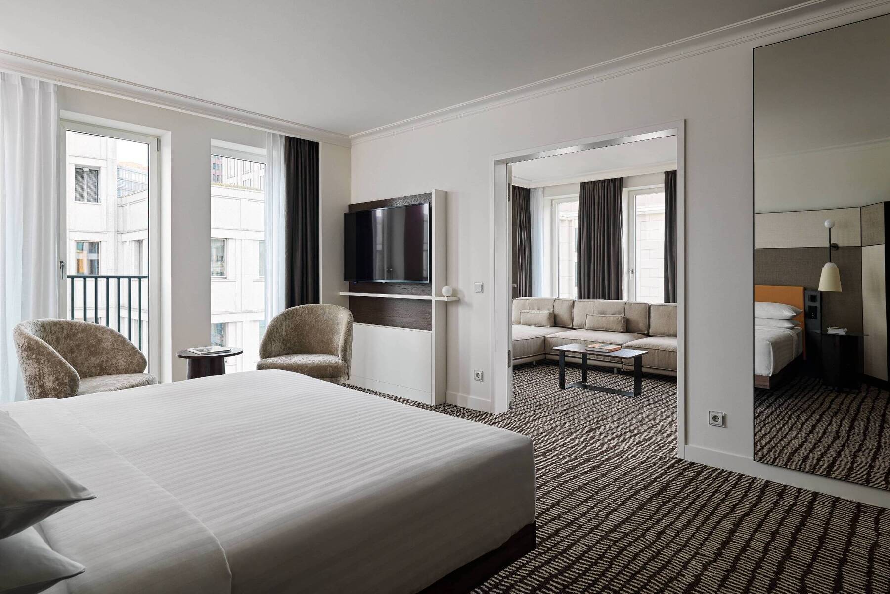 EXECUTIVE LOUNGE ACCESS, ONE BEDROOM SUITE