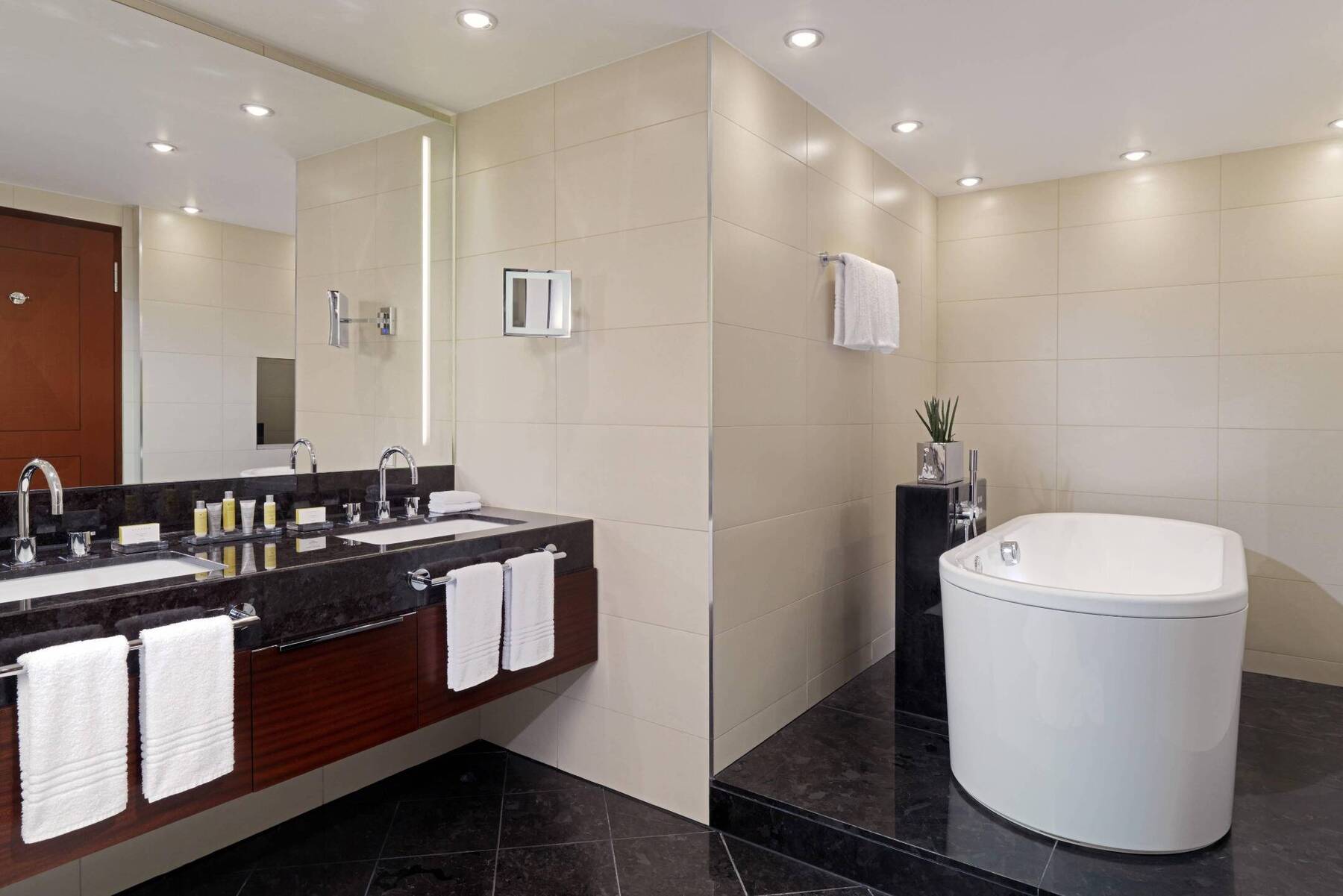 CAPITAL LOUNGE ACCESS, ONE BEDROOM SUITE HIGH FLOOR