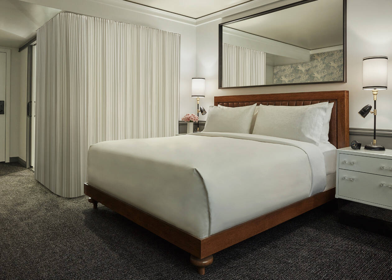 ACCESSIBLE POOL VIEW KING ROOM
