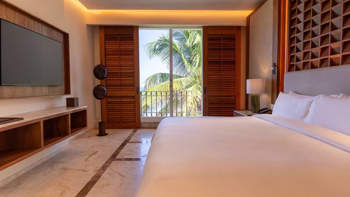 Master Oceanfront Signature Suite 