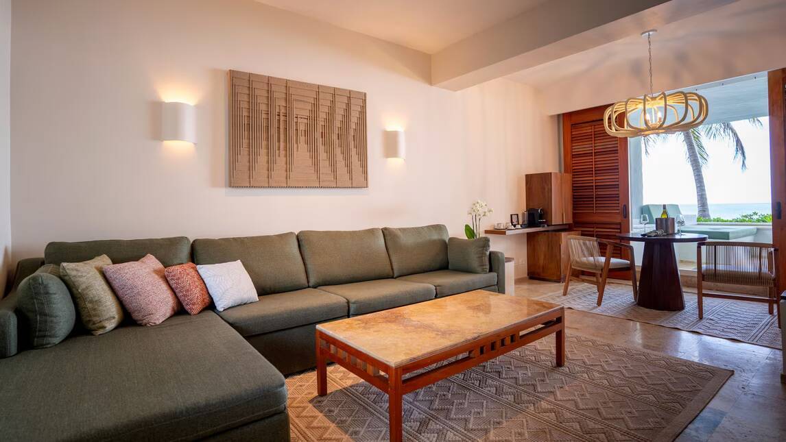 Master with Private Pool Signature Suite King