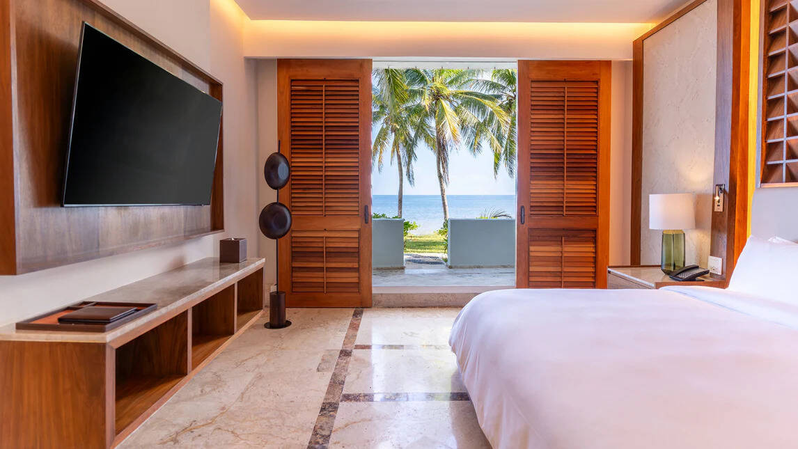 Master with Private Pool Signature Suite King