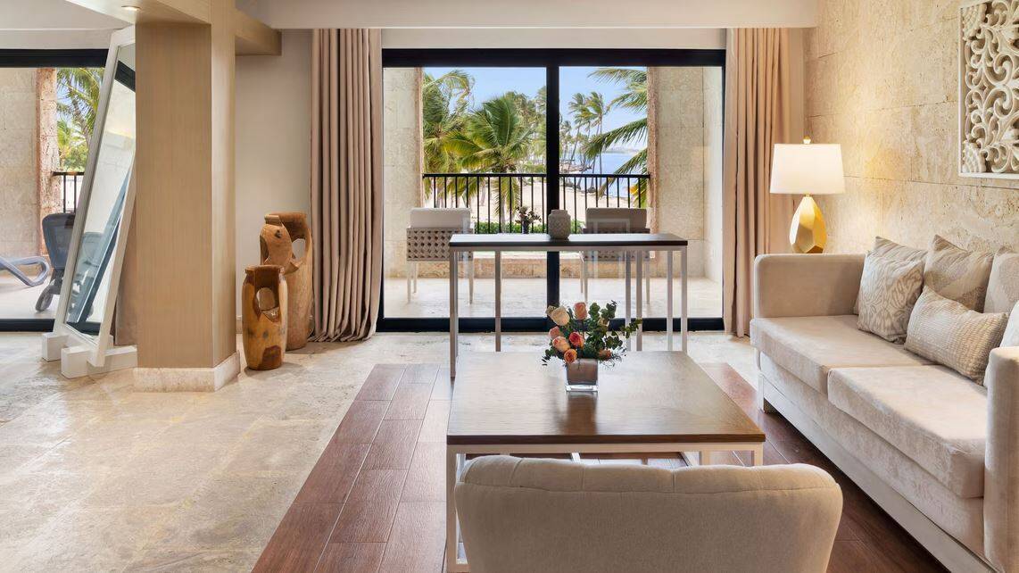 CASTLE JUNIOR SUITE KING OCEANFRONT